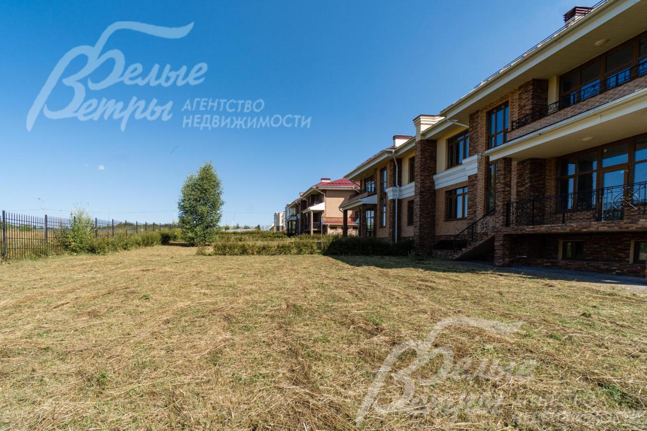 Участок 8 соток засеян газоном, высажена живая изгородь. Будет установлен металлический забор