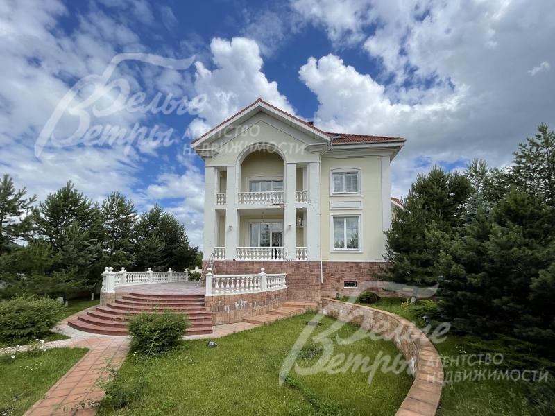 Кирпичный дом облицован штукатуркой со множеством элементов декора