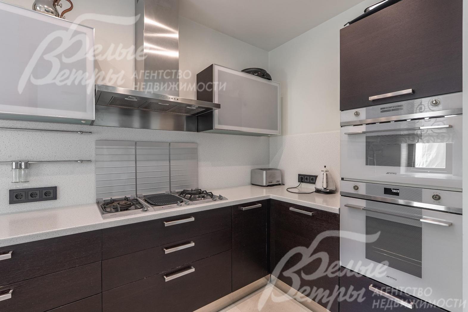 Кухня полностью оборудована техникой премиум-класса.
