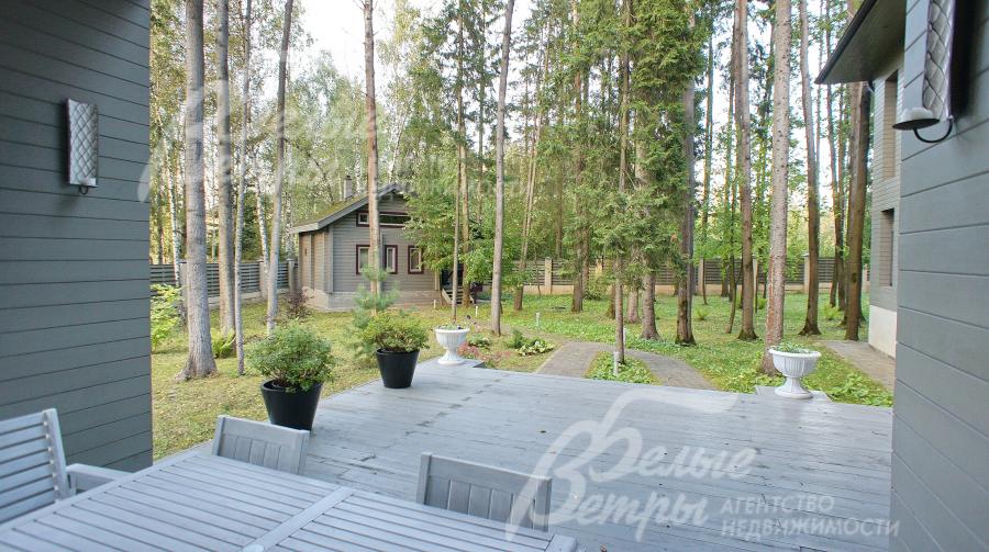 Вид с террасы на участок и баню