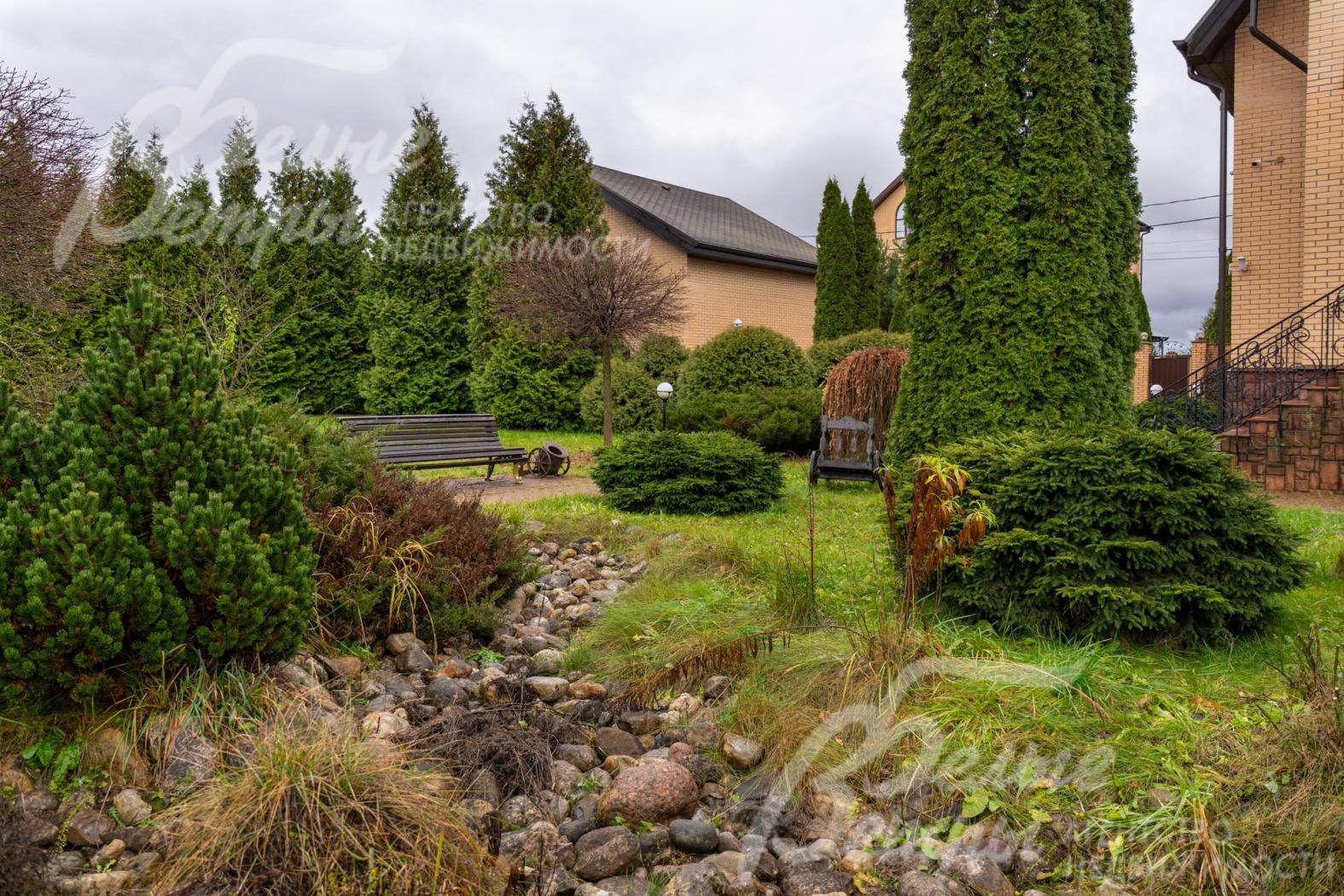  В зелёном оформлении сочетаются клёны Гобозо, декоративные ели, сосны, можжевельники