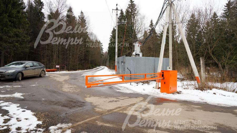 Шлагбаум на въезде в поселок
