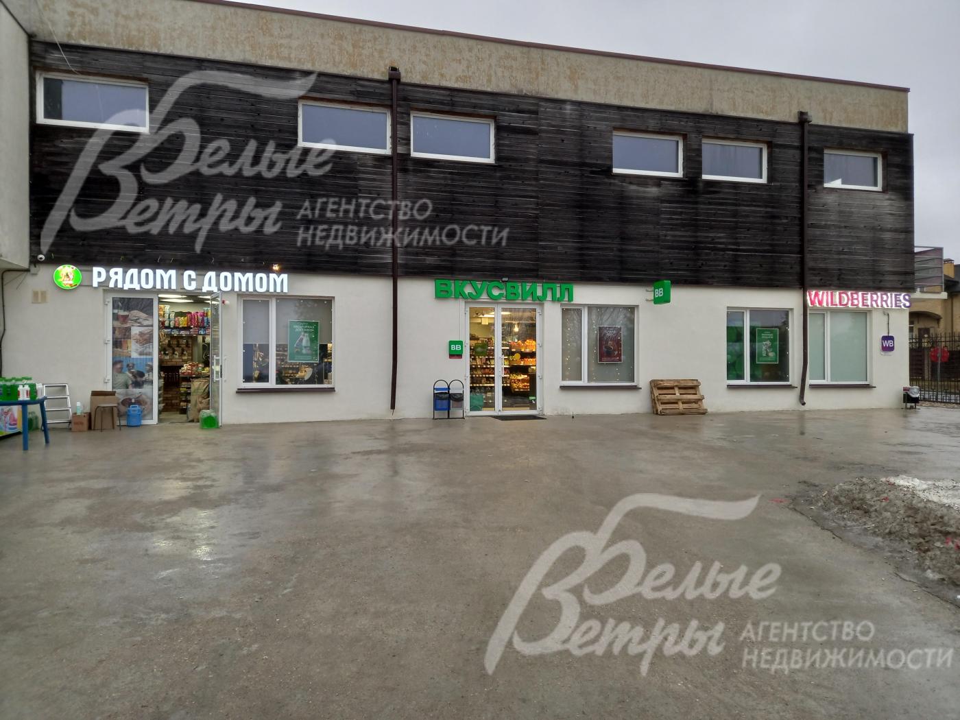 При въезде в поселок магазины