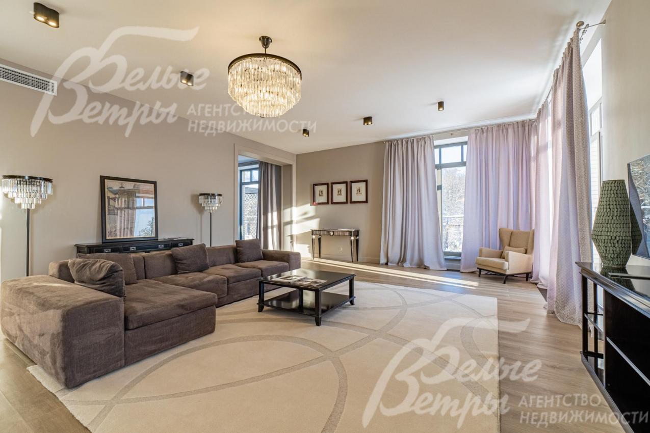 Большая гостиная с панорамными окнами