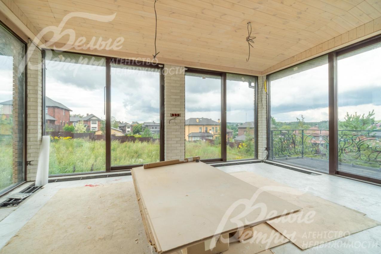 На 1-м этаже – зимний сад-терраса с панорамным остеклением и раздвижными окнами на 3 стороны