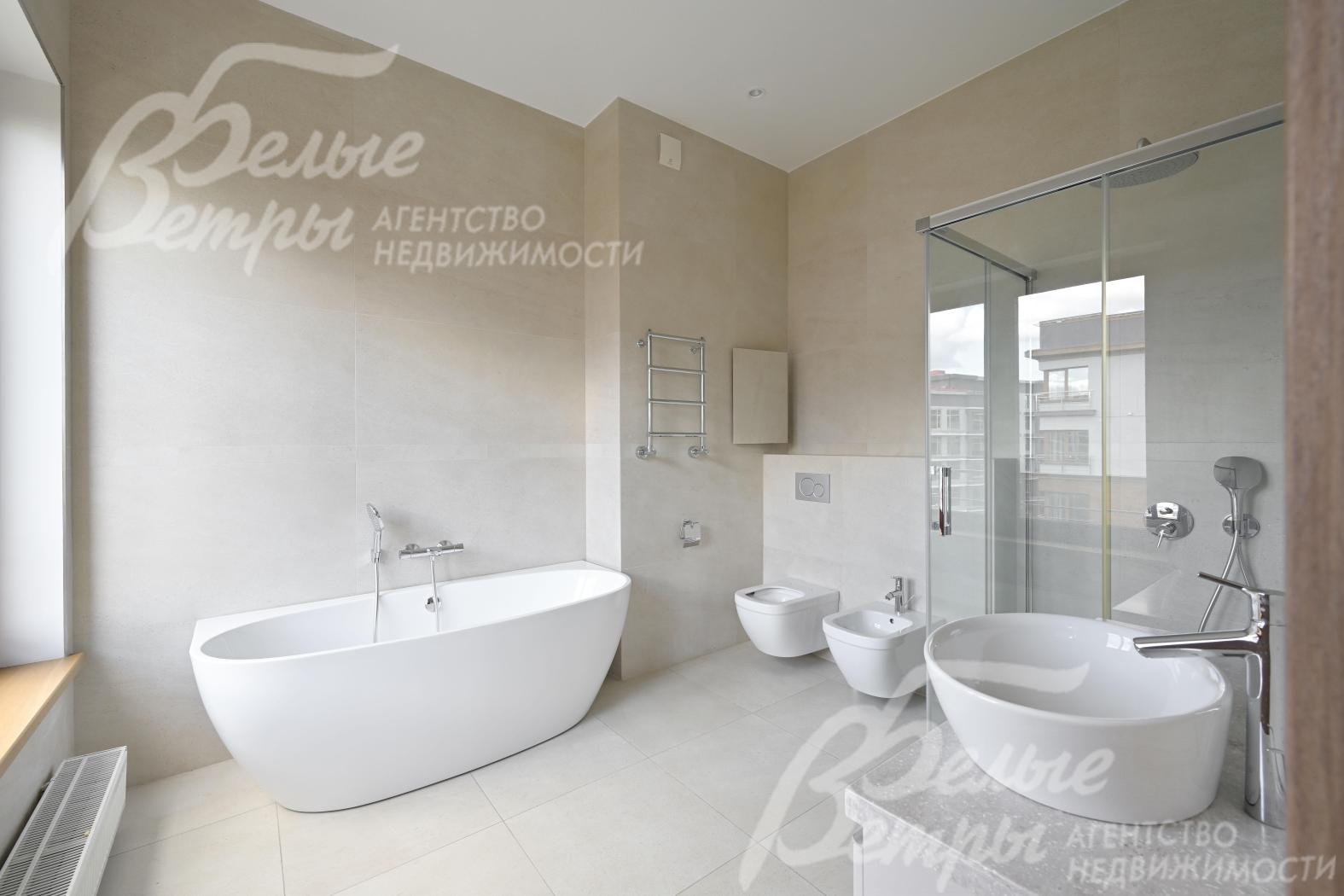 Санузел при мастер-спальне с ванной и душевой кабиной