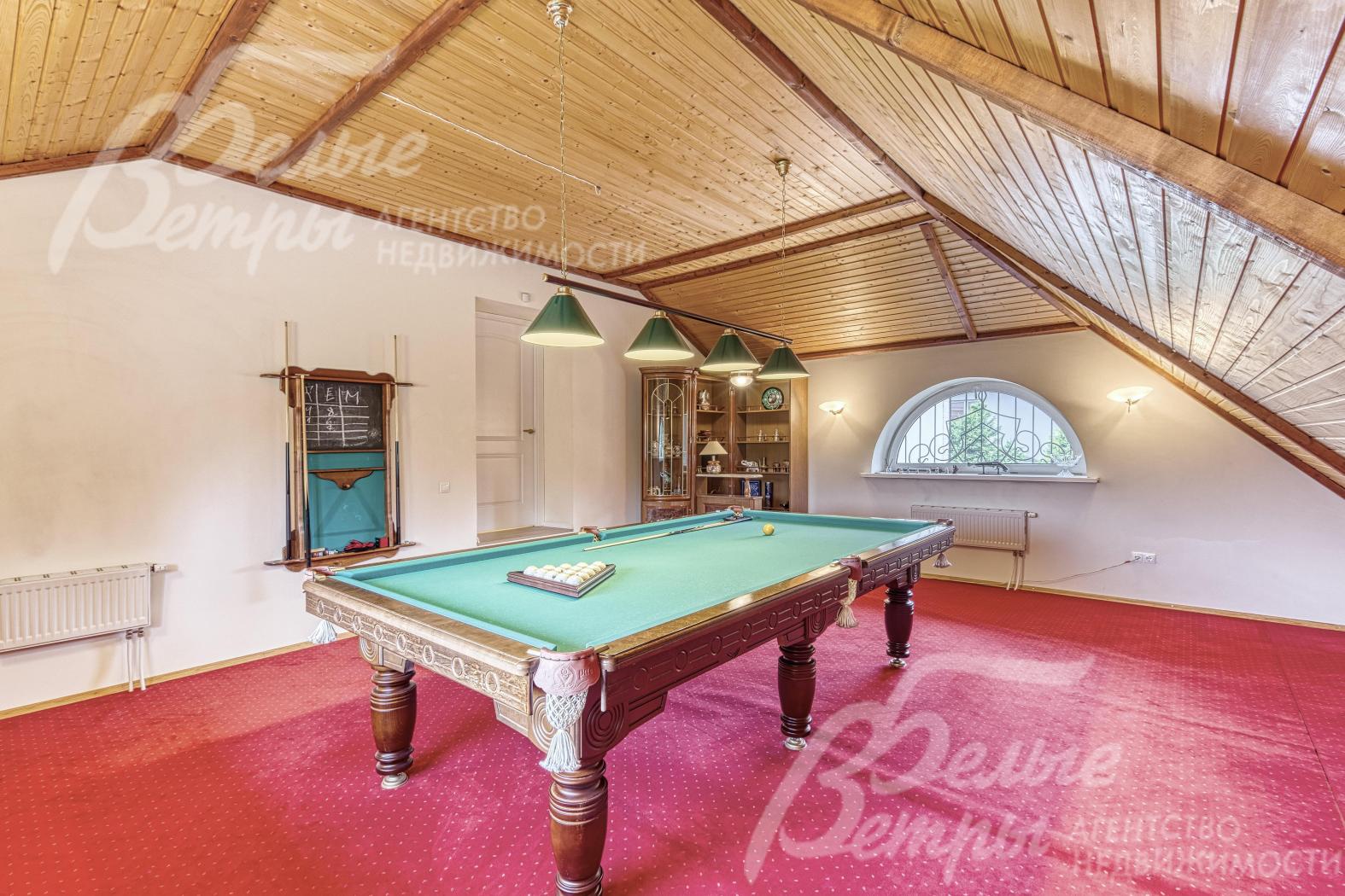 На втором этаже - бильярдная. Потолок декорирован благородными деревянными балками в сочетании с планкеном