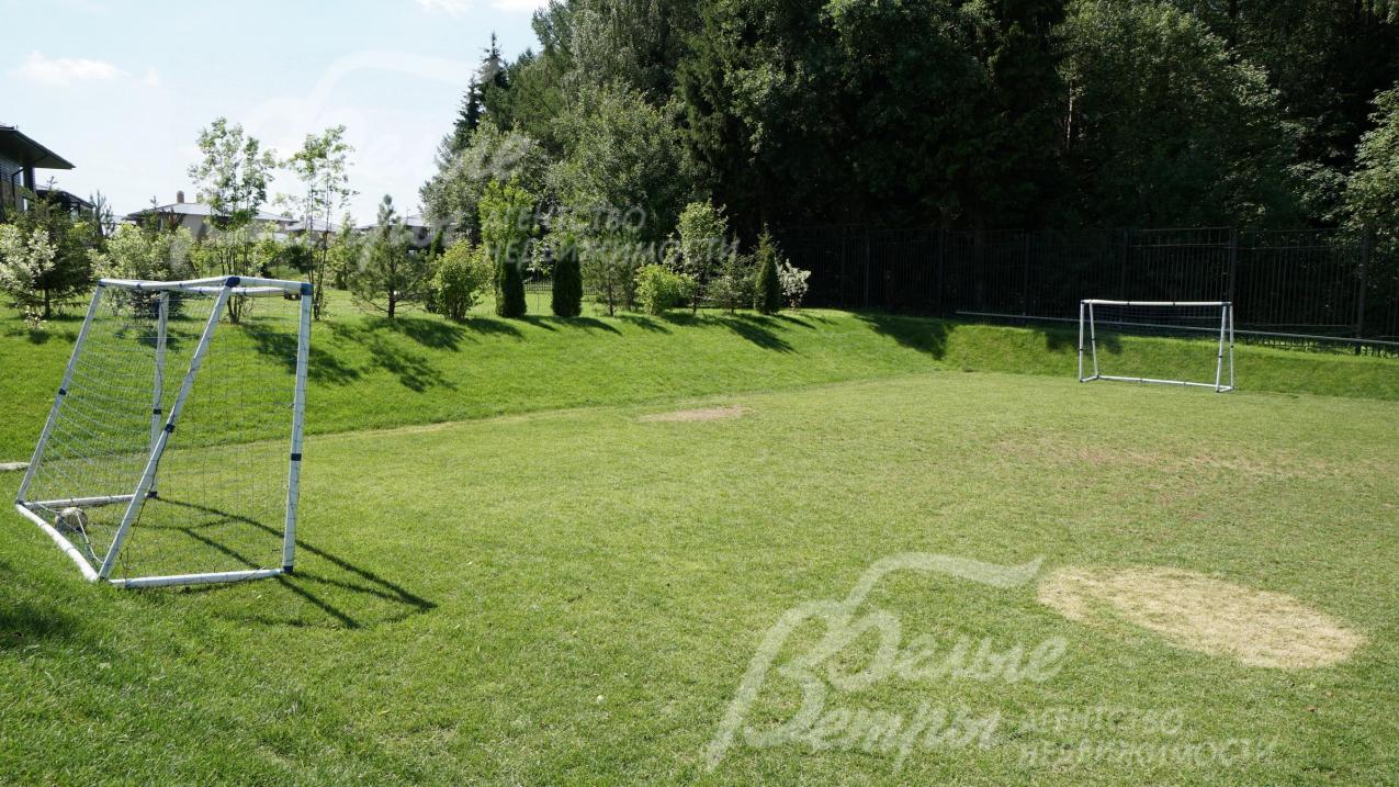 Футбольное поле на территории поселка Варварино Эко