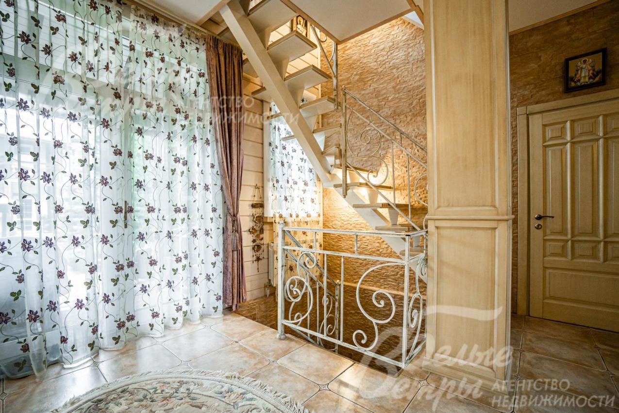 Лестничный холл 2го этажа