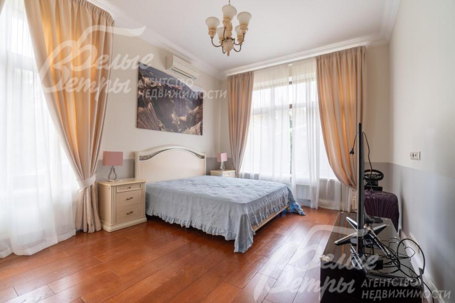 Одна из спален располагается на первом этаже: в спальне - два больших окна, есть вся необходимая мебель