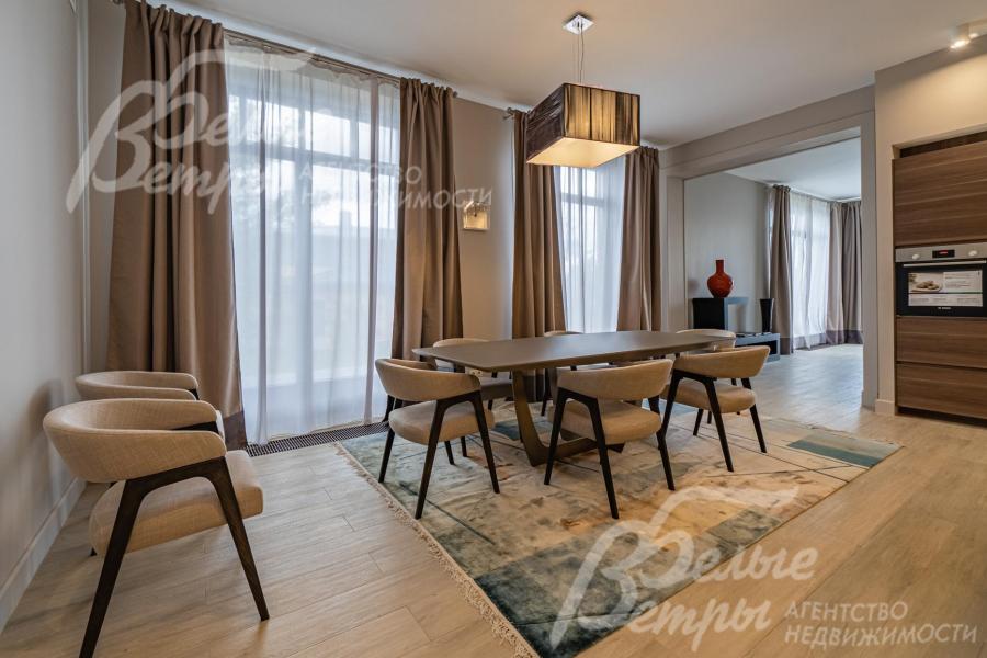 Панорамные окна в столовой.