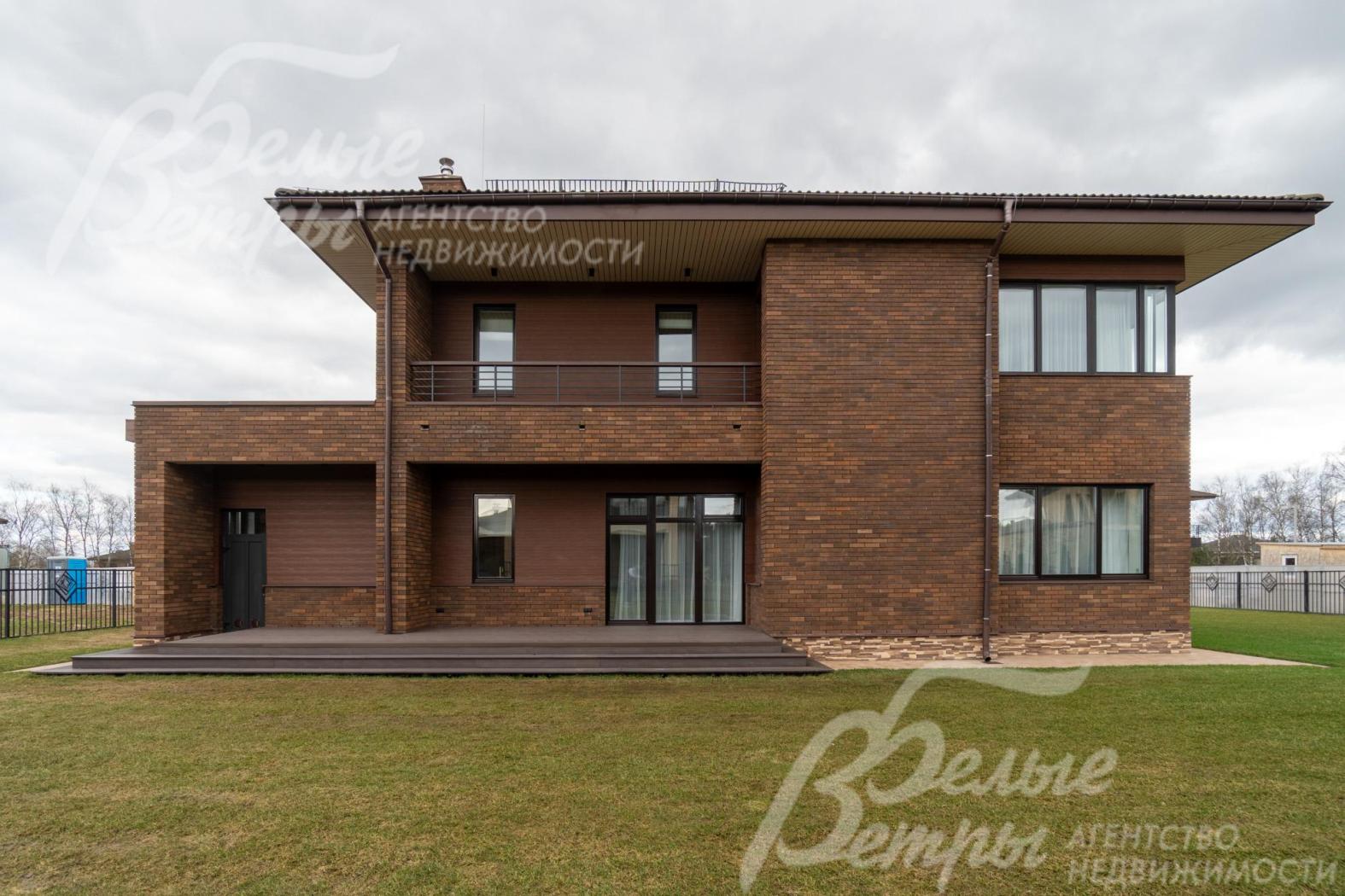 Вид на дом со стороны участка