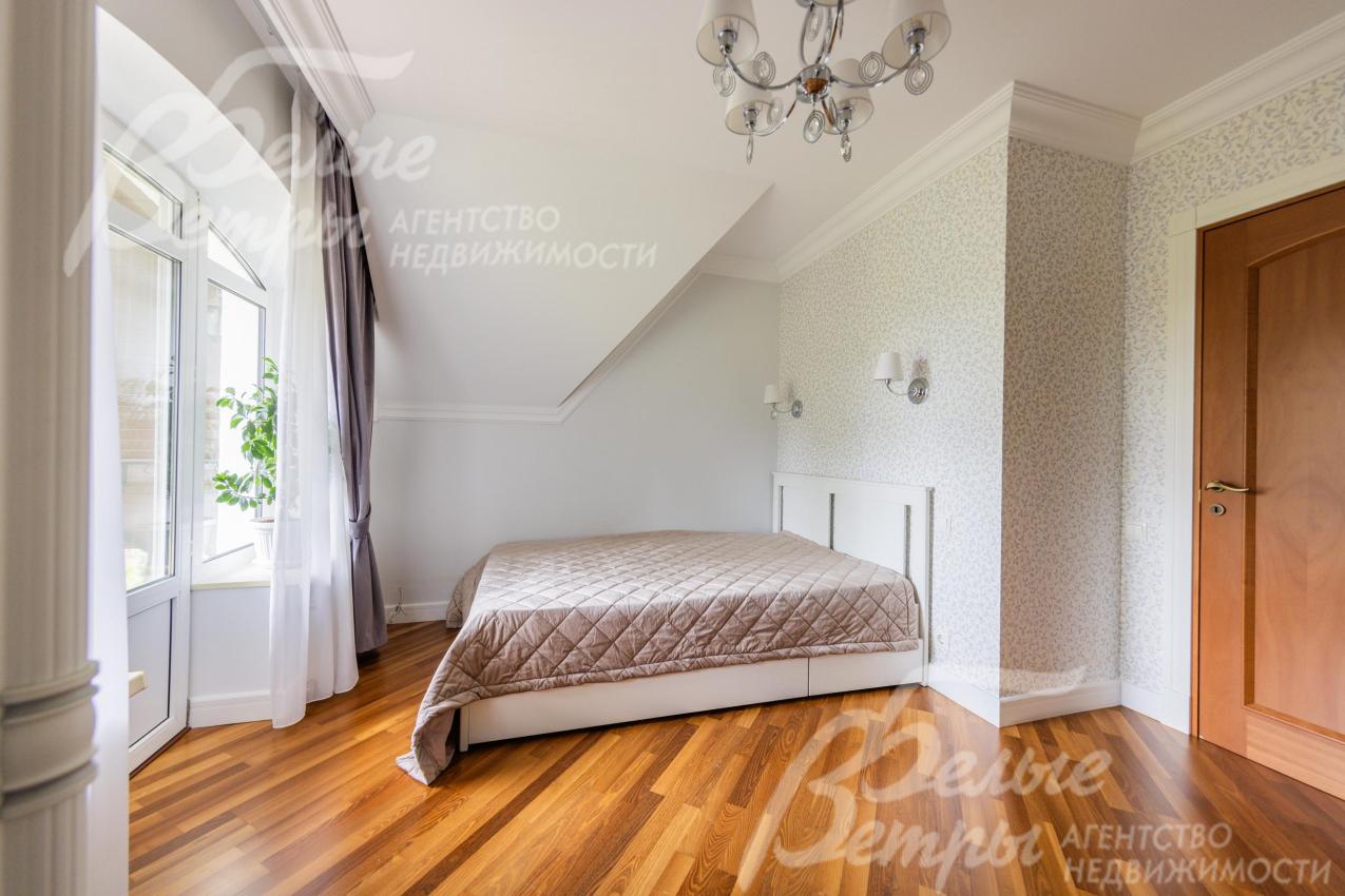 Спальня с выходом на балкон