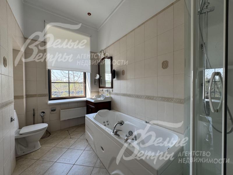 Санузел с ванной, душевой и окном