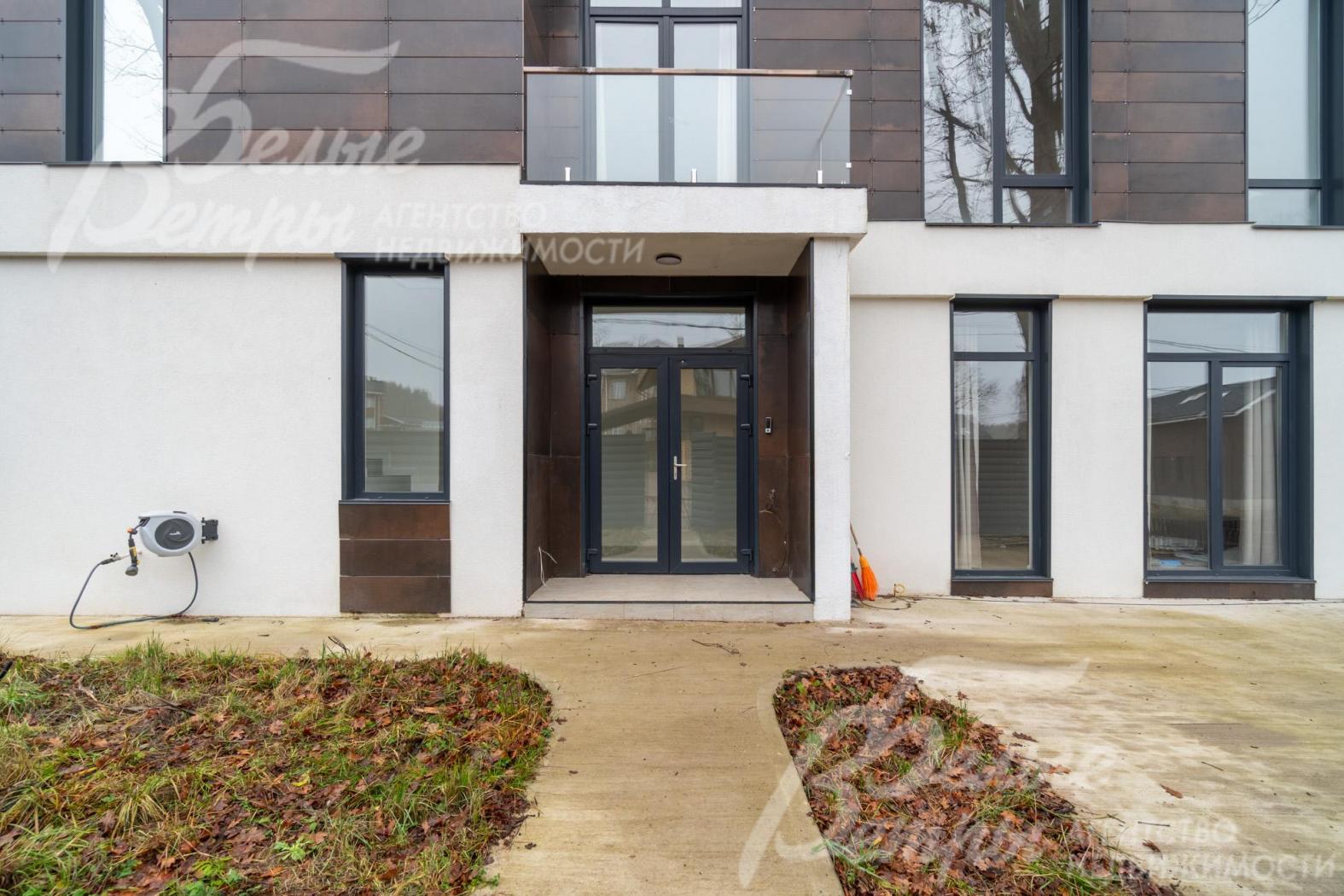 Дорожки и зона парковки расчищены, подготовлены облицовки плиткой