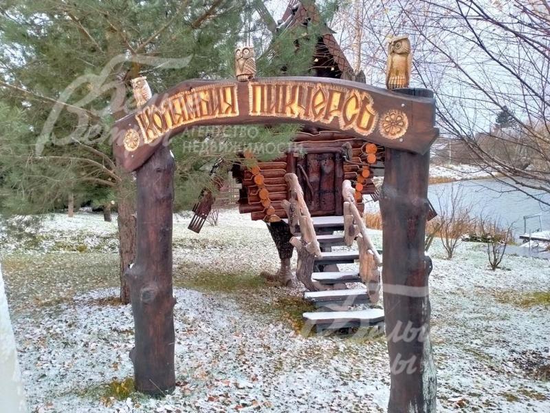 Зона отдыха на берегу озера.