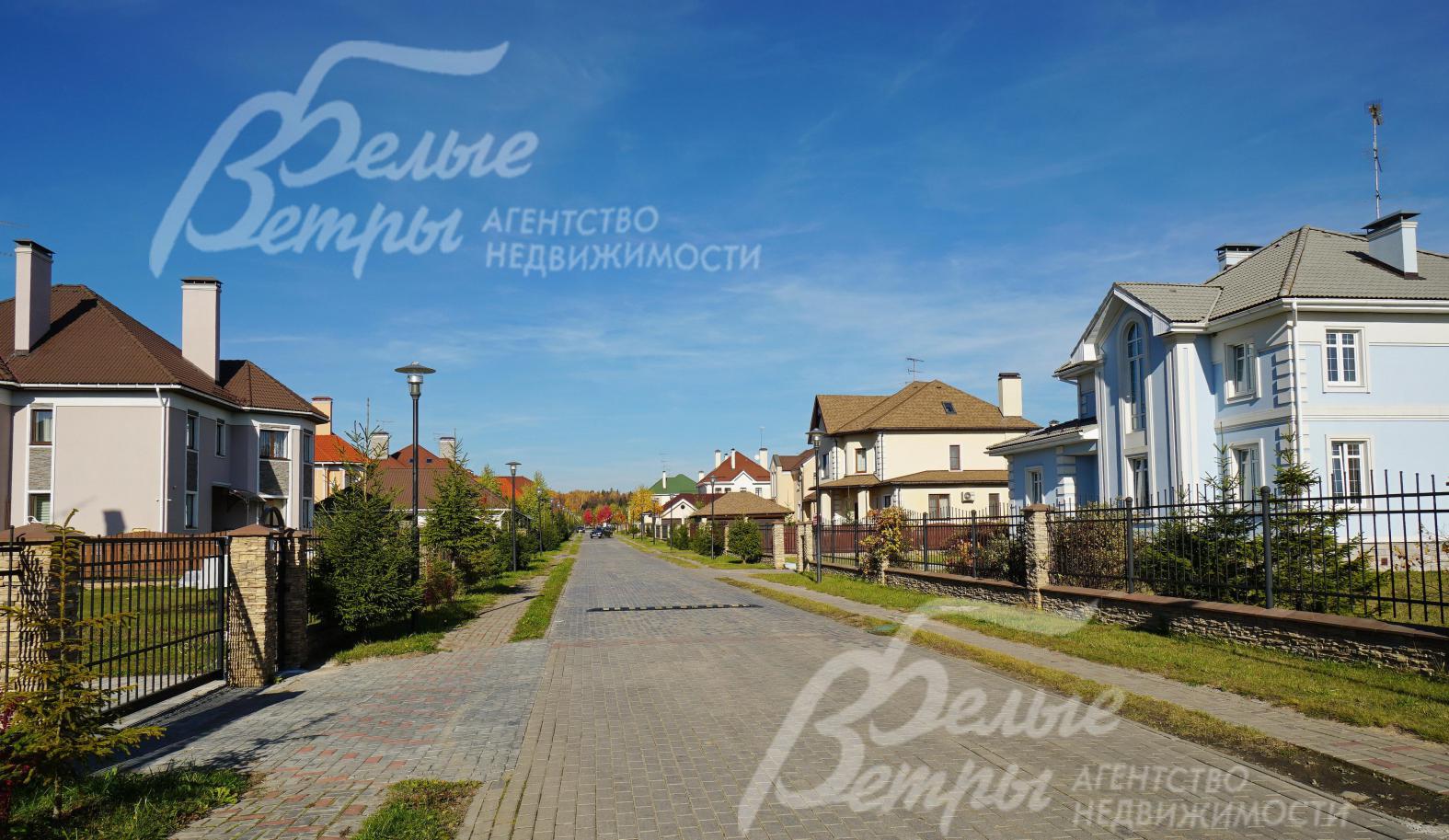 Широкие ухоженные улицы в коттеджном поселке