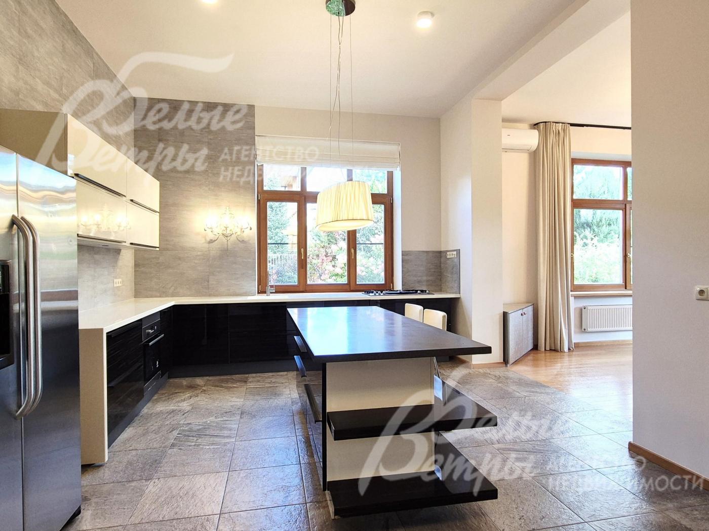 Угловая кухня со столешницей из камня.