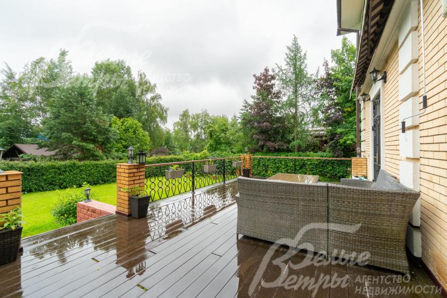 Видовая терраса со спуском на участок и с садовой мебелью