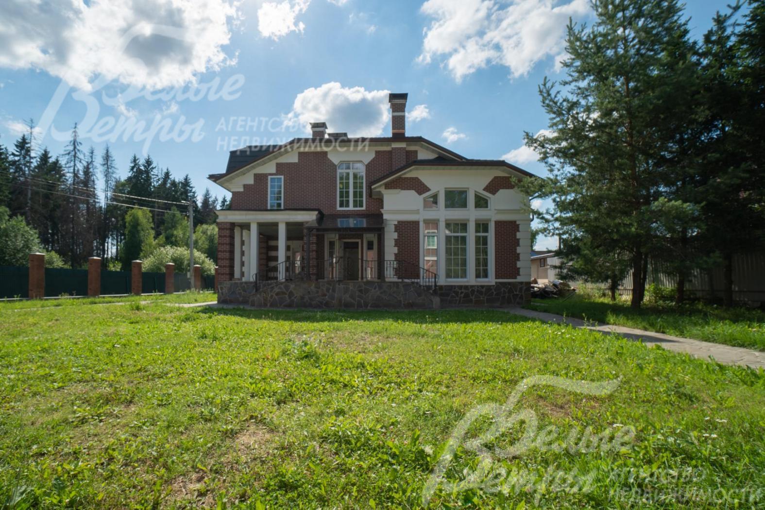 Участок правильной формы находится в центре поселка