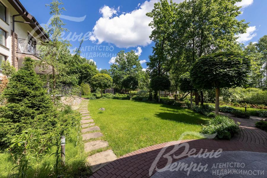 В садово-парковой зоне организован партерный газон из овсяницы