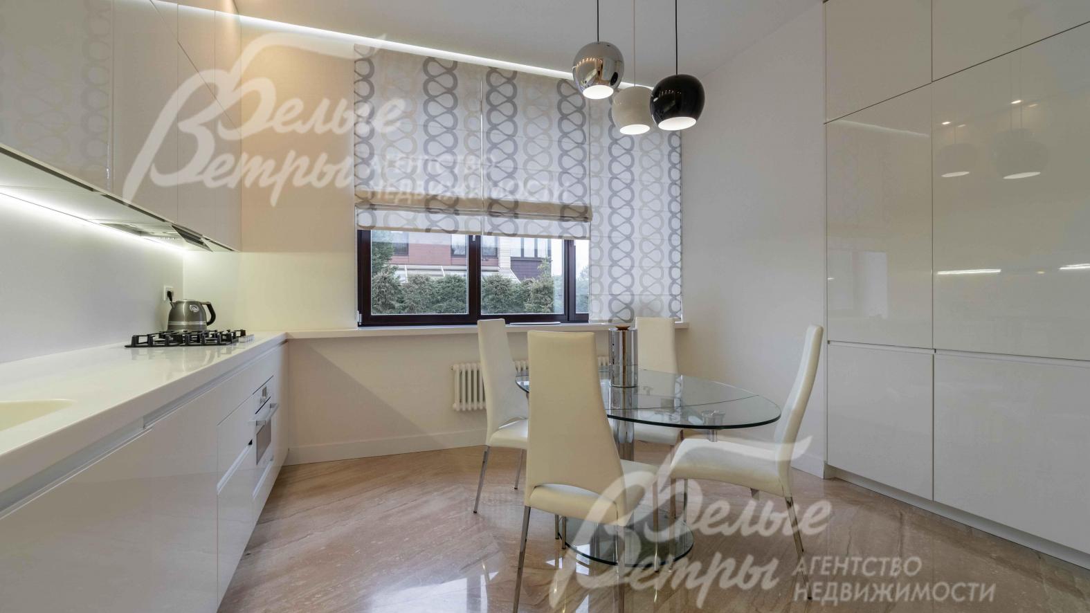 Кухня 17 кв.м с кладовой, в которую можно попасть из гаража