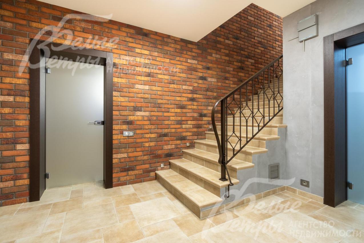 Лестница на функциональный цокольный этаж. Справа - постирочная, слева - вход в спа-зону (в комнату отдыха)