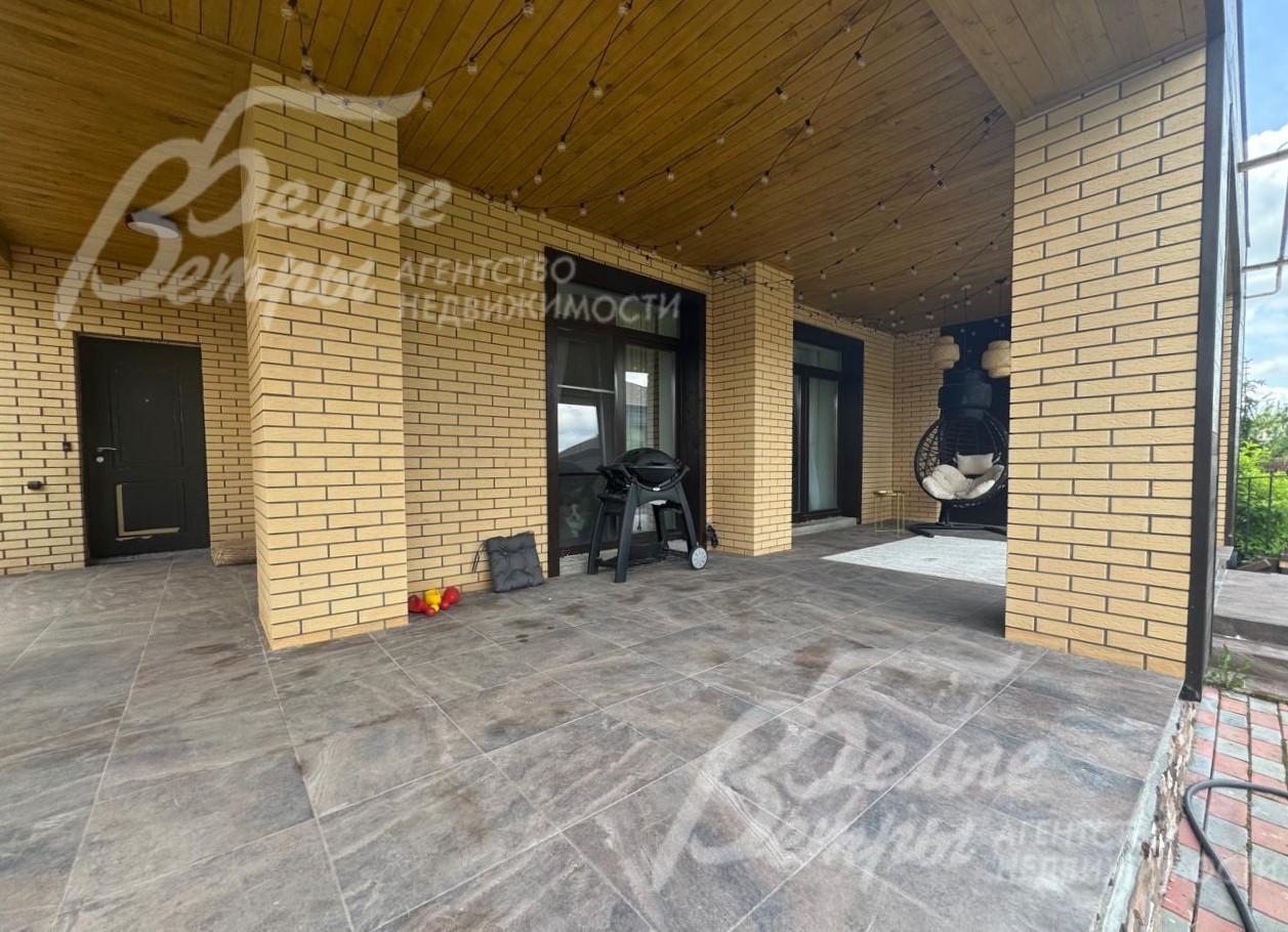 На террасе 1-го этажа есть мангал, качели