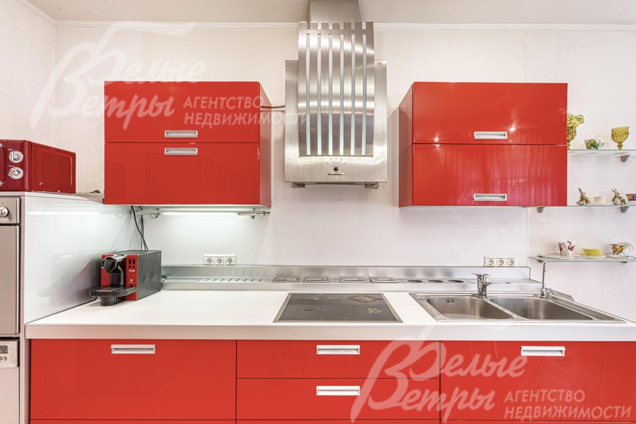 В комплектацию кухни входит полный набор бытовой техники