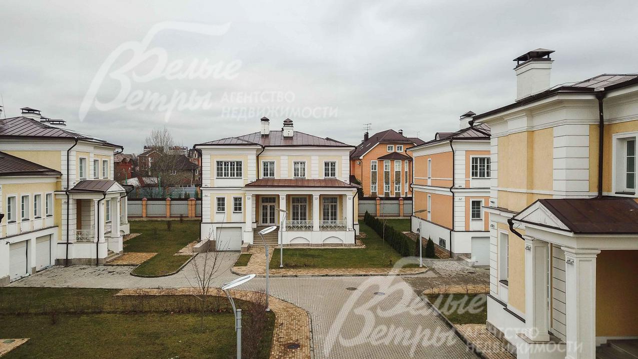 Дороги тротуары выложены брусчаткой