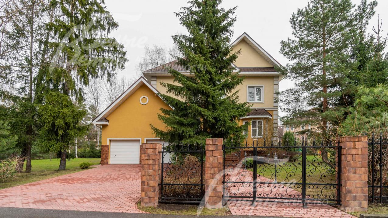 Участок огорожен прозрачным забором с откатными воротами