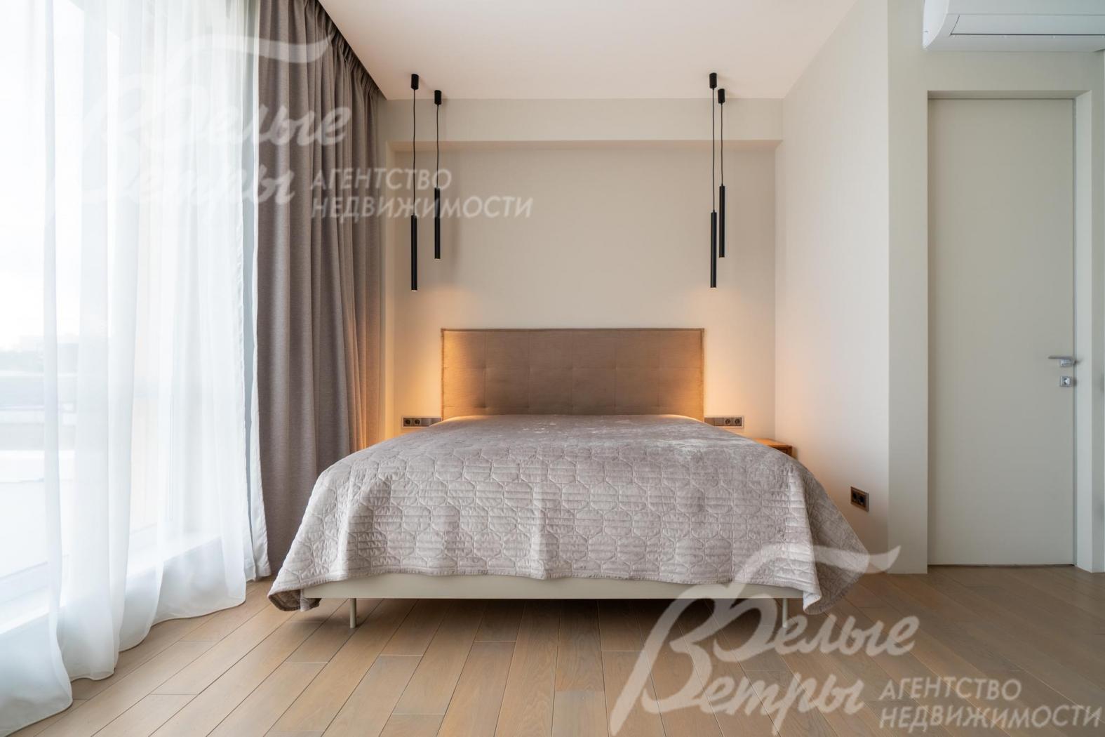 Мастер-спальня 18 кв.м на 2-м этаже с выходом на террасу 40 кв.м