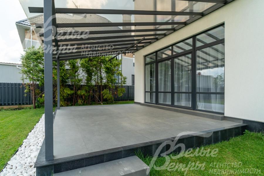 Летняя крытая терраса 30 кв.м со стеклянной крышей, окна ламинированы снаружи в тёмно-серый цвет 