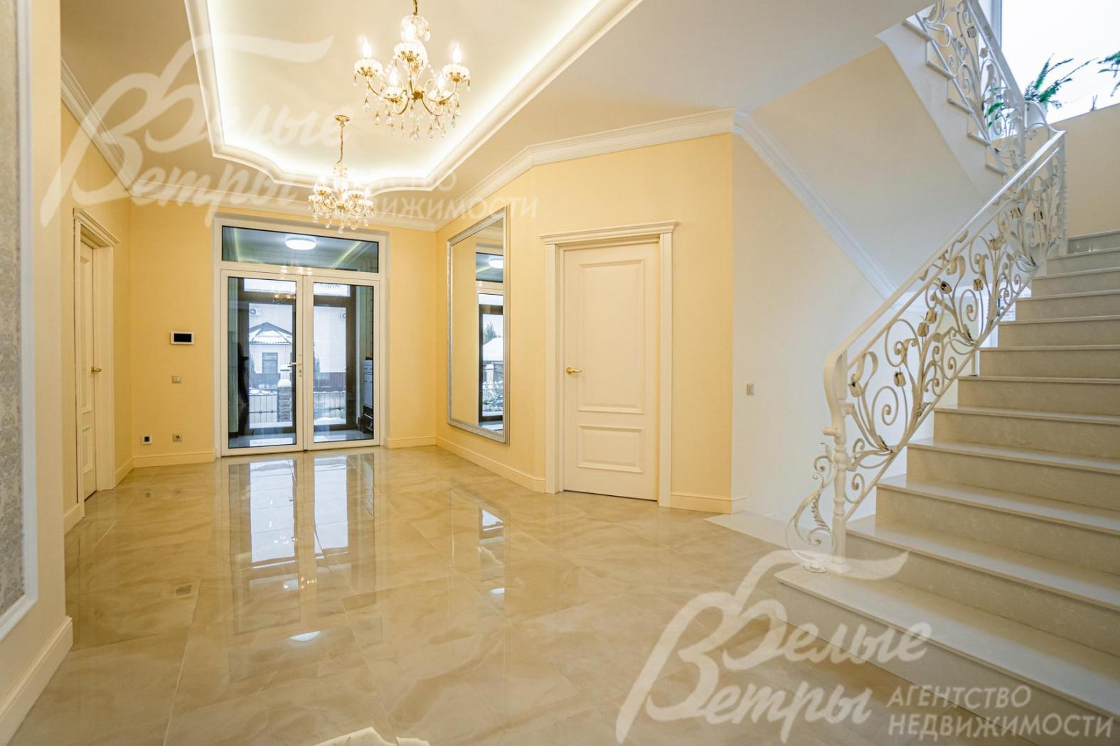 Холл первого этажа, входные двери - стеклопакет