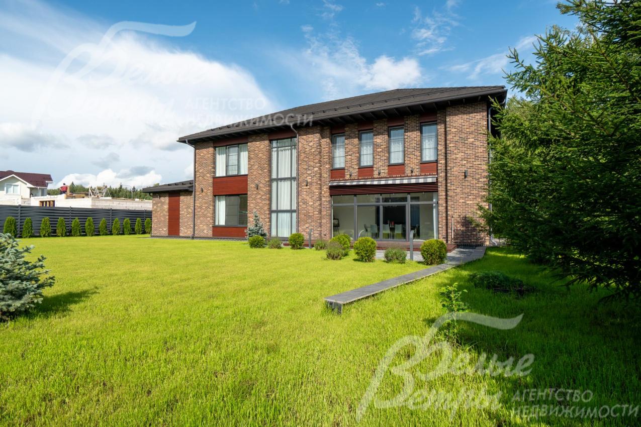 Дом стоит на просторном зелёном участке, на котором выполнен дорогостоящий эффектный проект ландшафтного дизайна