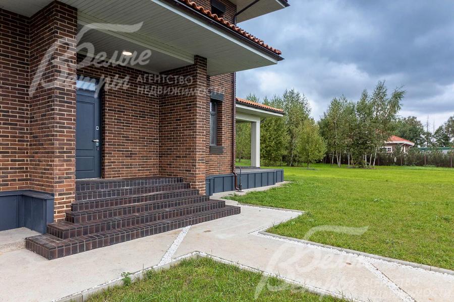 крыльцо выложено брусчаткой