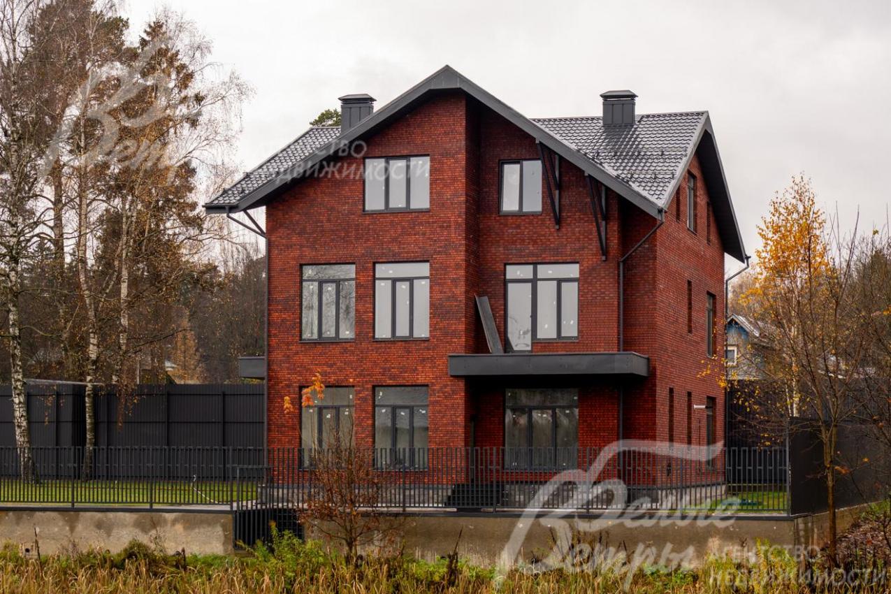 Вдоль видовой площадки установлен решетчатый забор, не загораживающий обзор