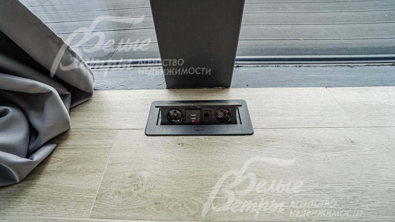 В доме высокоскоростной интернет, телефония, кабельное телевидение.