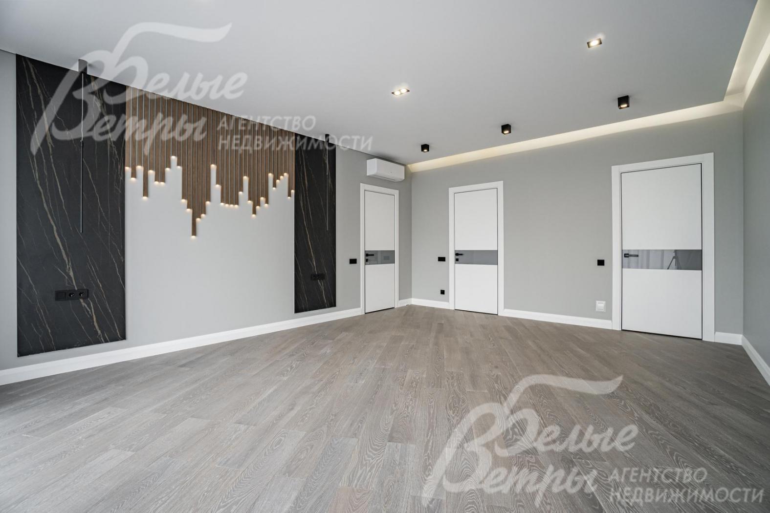 Потолки обшиты гипсокартоном с теневым профилем