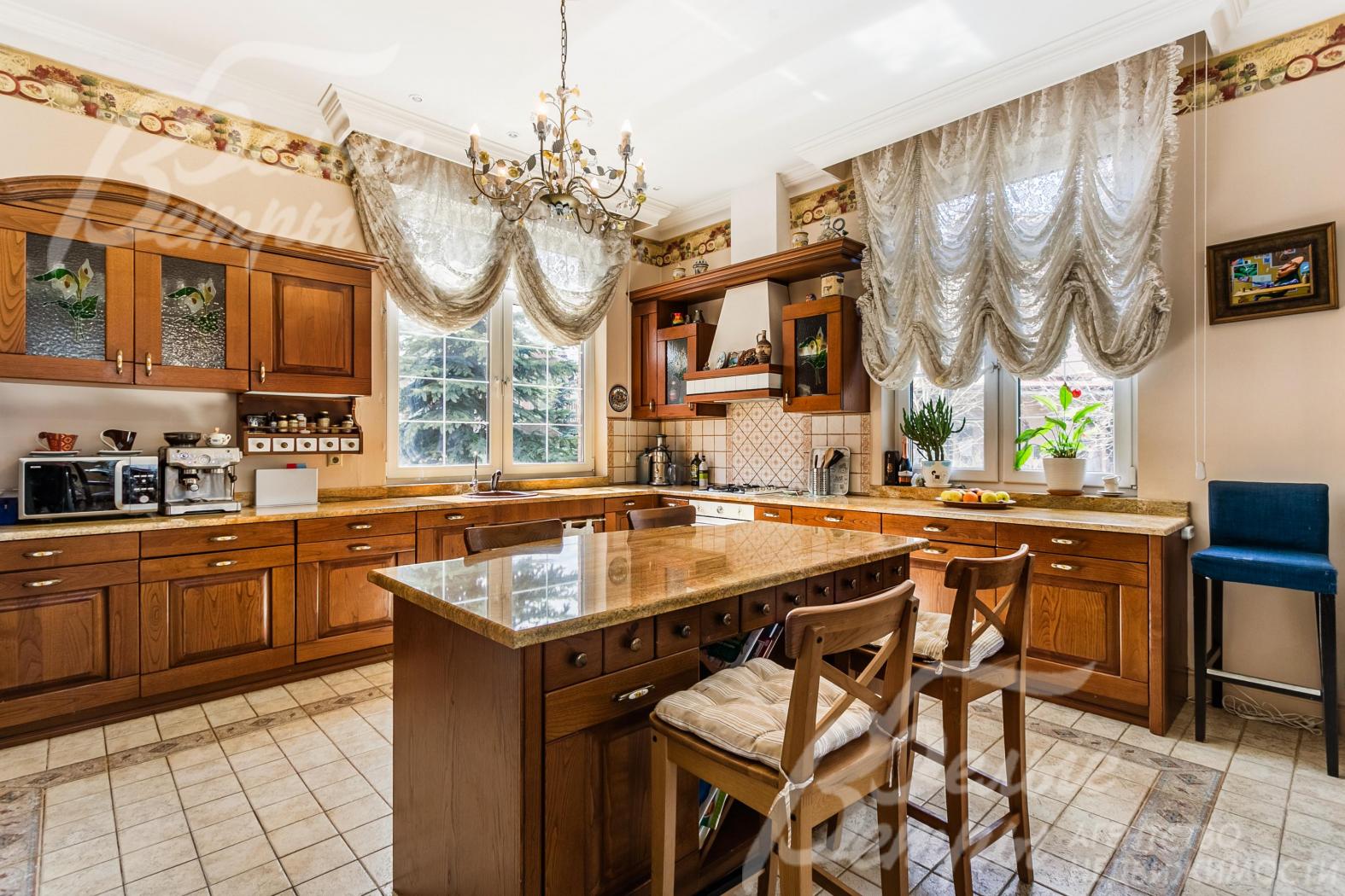 Оборудованная кухня с островом