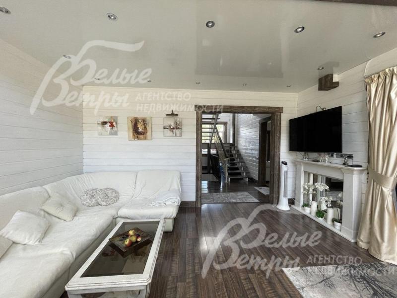 Большой диван в гостиной