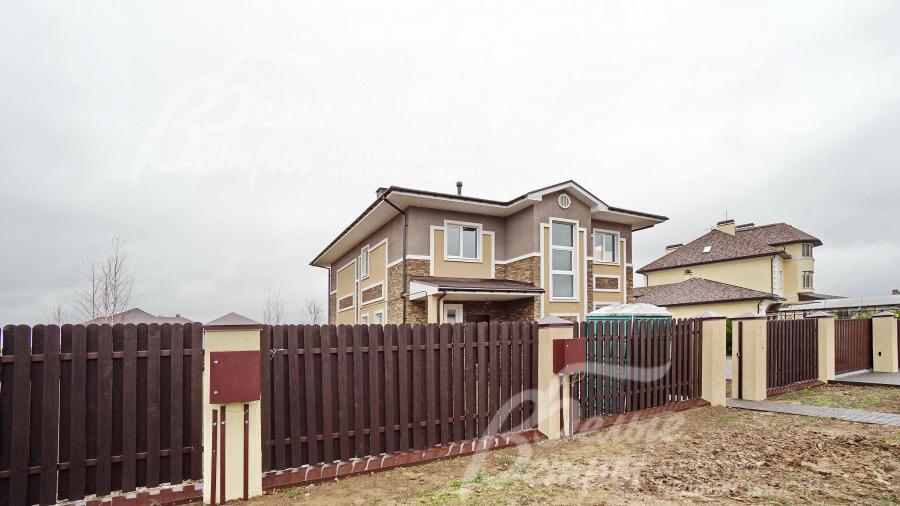 Дом огорожен забором в едином стиле поселка