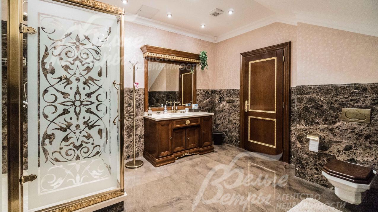 Санузел при спальне отделан мрамором