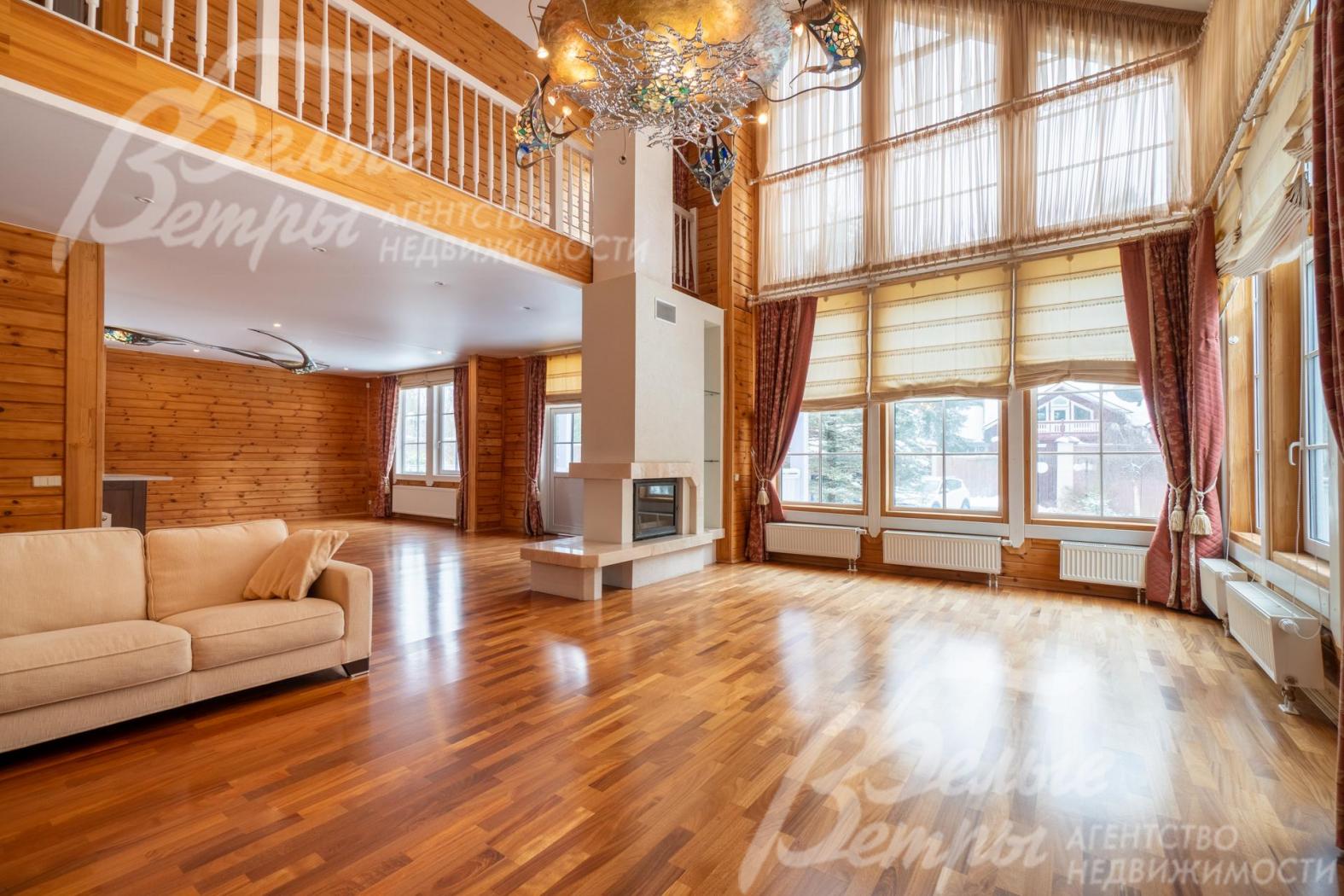 В гостиной основного дома - дизайнерская люстра, выполненная на заказ