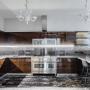 Кухонный гарнитур со встроенной техникой Miele и барным столом 