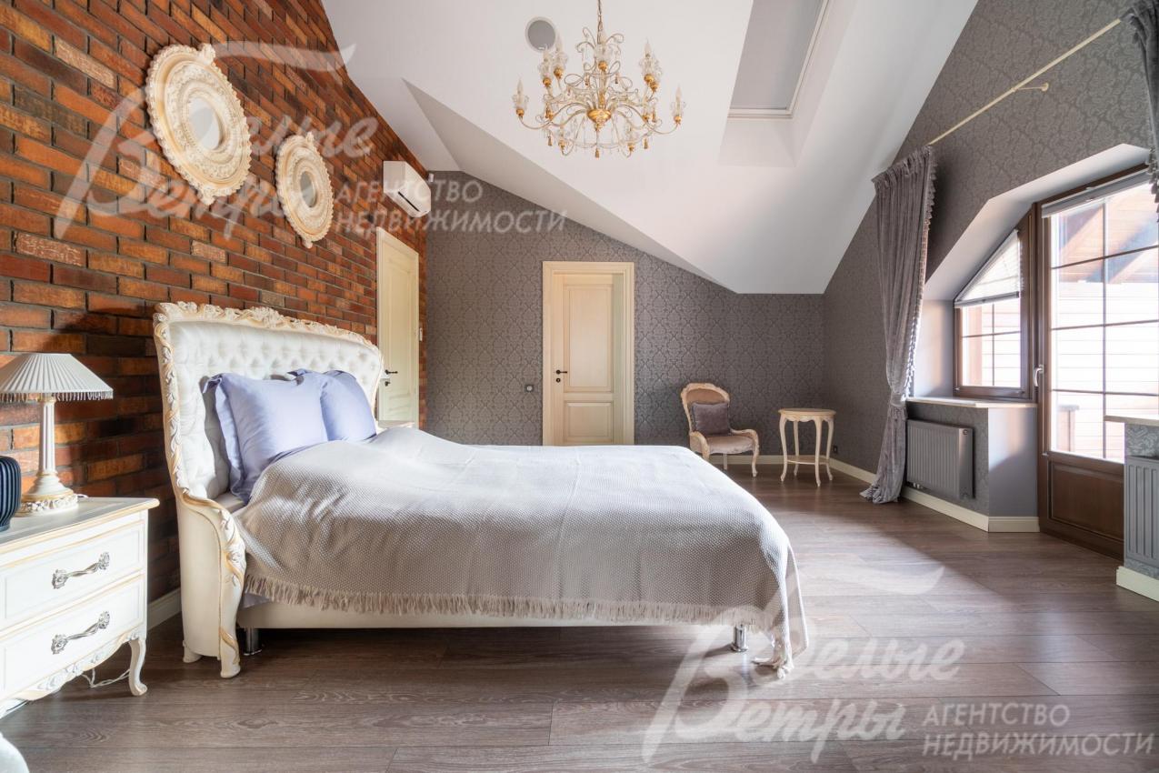 Из мастер-спальни - выход на просторную лоджию 21 кв.м