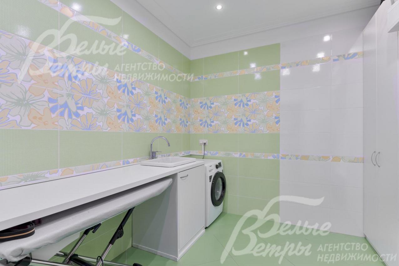 Постирочная на цокольном этаже оборудована всей необходимой техникой