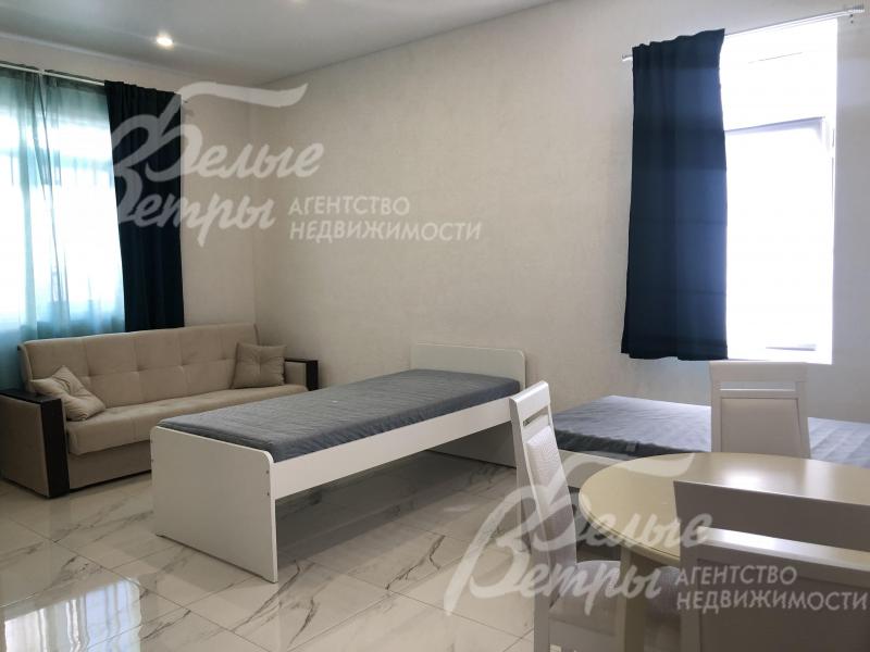 Одна из студий дома с двумя спальными местами и диваном