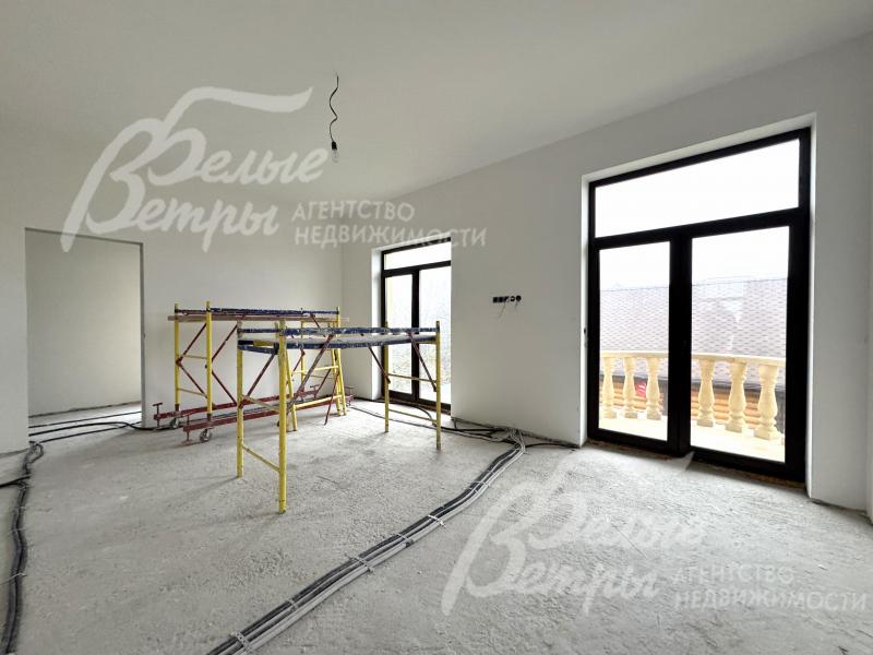 На первом этаже стены оштукатурены под чистовую отделку. На втором этаже выполнена финишная шпаклёвка — поверхности готовы к окрашиванию