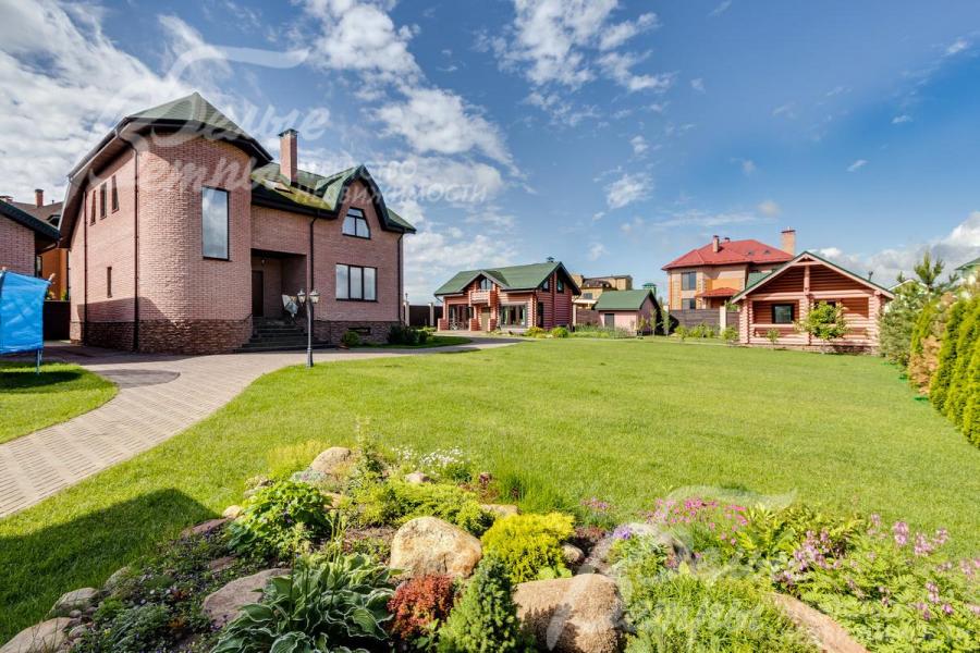 Клумбы с декоративными кустарниками, сад камней